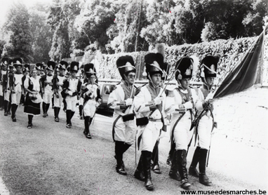 Porte-drapeau et son escorte