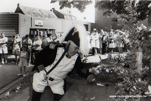 Dépôt de la gerbe au monument