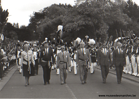 Officiels précédant la compagnie