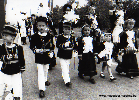 Jeunes officiers sous le drapeau
