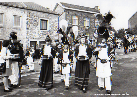 Sergents-sapeurs et leurs porte-chapeaux