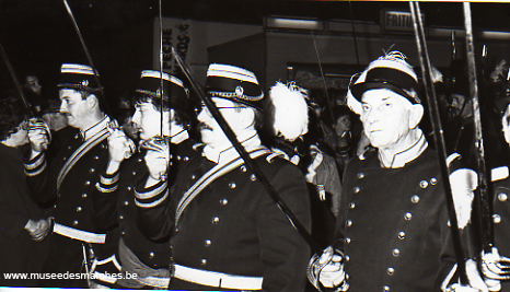 Officiers à la sortie de la messe