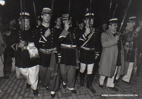 Officiers à la sortie de la messe