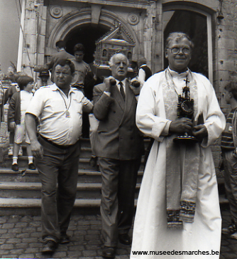 Sortie de la chapelle du château d'Acoz