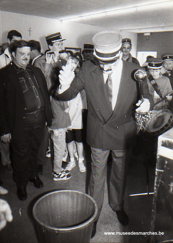 Cassage du verre du tambour-major