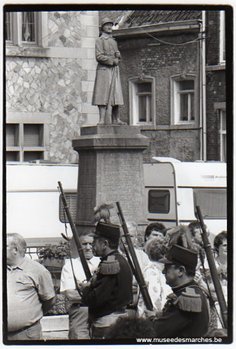Passage devant le monument aux morts
