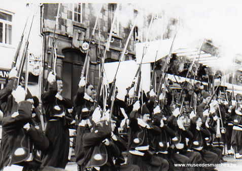 Décharge des zouaves au monument aux morts