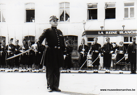 Zouaves au monument aux morts