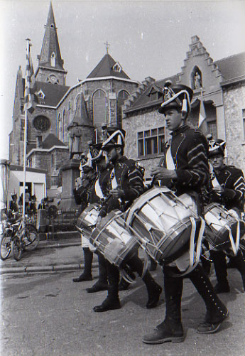 Arrivée des Flanqueurs au monument aux morts