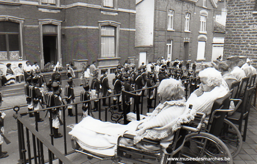 Passage des Flanqueurs devant le home.