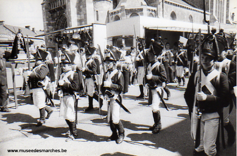 Flanqueurs défilant devant la statue de saint Roch