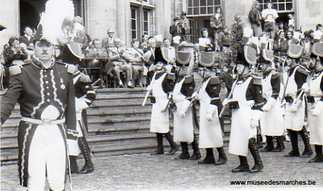 L'adjudant de la marche et les Sapeurs