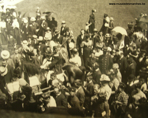 La châsse entourée de pélerins