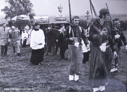 Zouaves escortant le buste de saint Feuillien