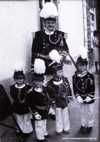 Porte-drapeau et ses petits officiers