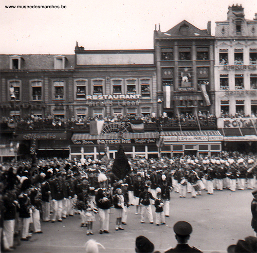 Compagnie sur la Grand-Place de Mons