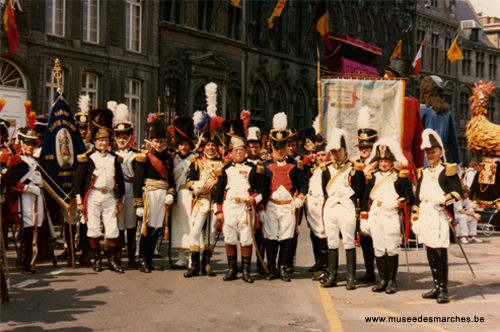 Officiers sur la place de Mons