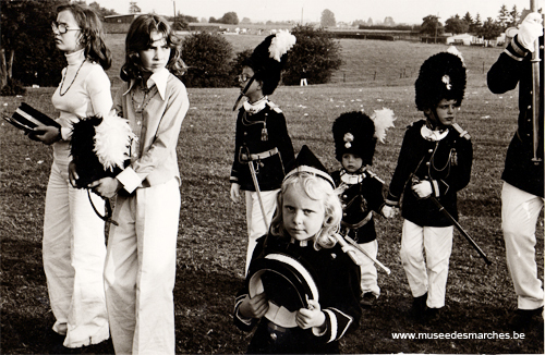 Jeunes officiers sous le drapeau au Sartia