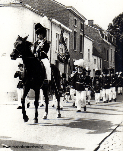 Saint-Pierre : le major et le drapeau