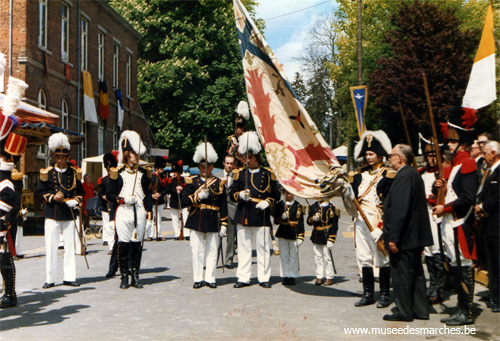 Saint-Pierre : les officiers et le drapeau de la Jeunesse