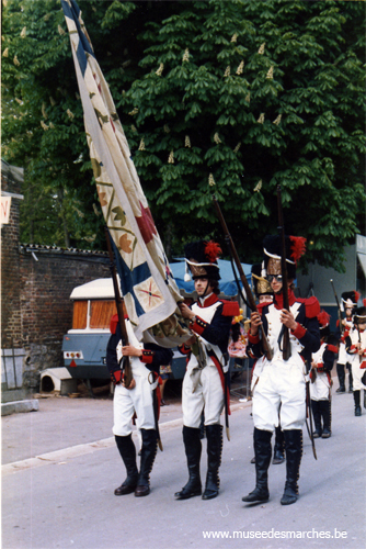 Saint-Pierre : le drapeau de la Jeunesse et son escorte