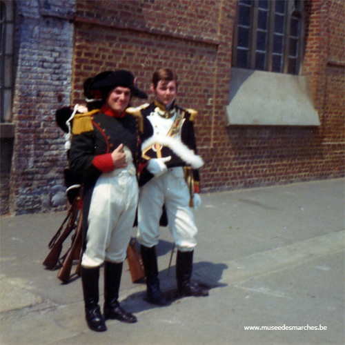 Un marcheur costumé en Napoléon et un officier