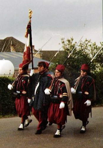 Le drapeau des zouaves et son escorte