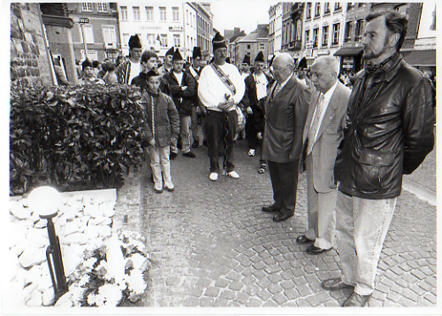 Officiels et grenadiers au monument aux morts