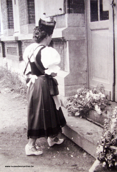 Cantinière déposant une gerbe au monument