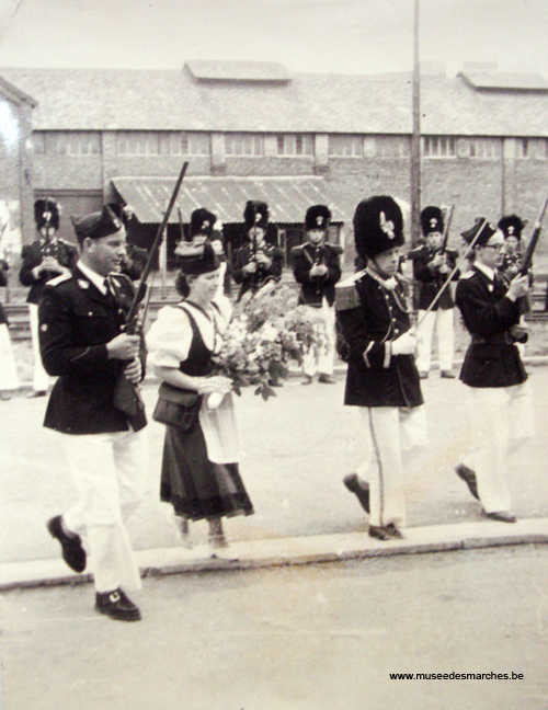 Dépôt de fleurs au monument