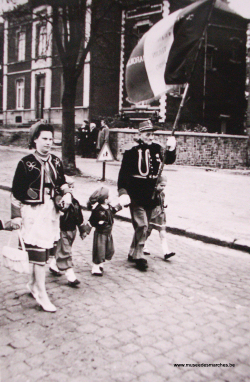 Porte-drapeau et cantinière des zouaves français