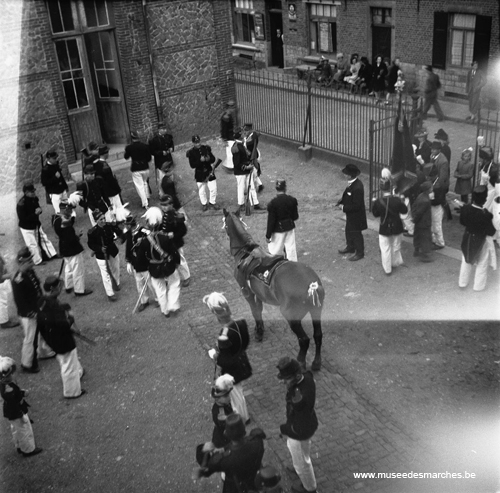 Dans la cour de l'école