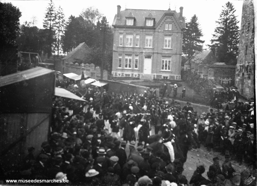 Rentrée de la procession à l'église