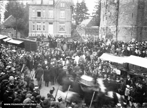 Rentrée de la châsse à l'église