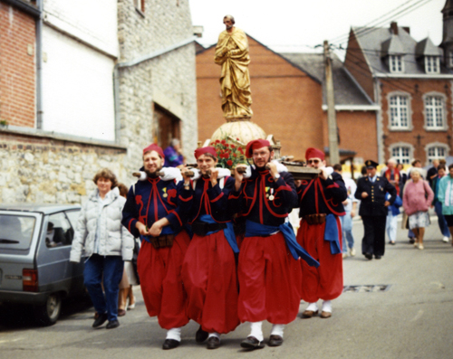 Porteurs au départ de la place