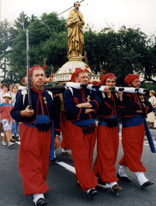 Zouaves portant saint Pierre