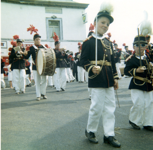 Jeunes officiers et fanfare