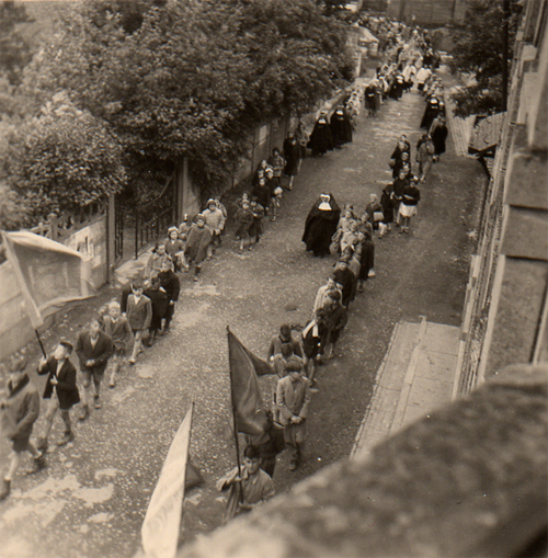 Les enfants des écoles à la procession