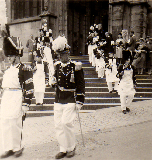 Sortie de la collégiale