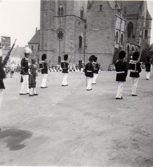 Grenadiers sur la place