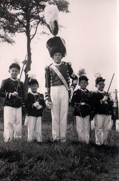 Tambour-major et jeunes officiers