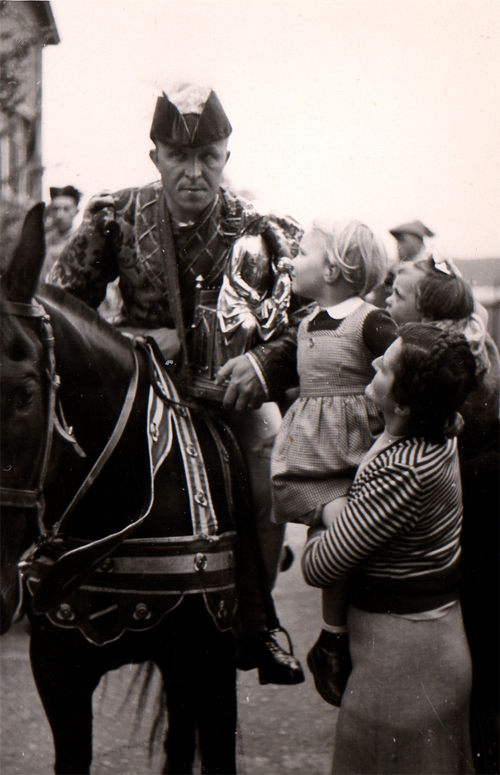 Fillette embrassant Notre-Dame portée par le comte de Rochefort