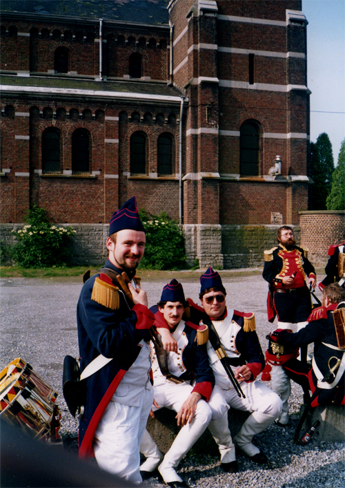Pause devant l'église