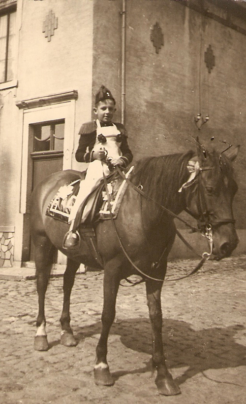Jeune sapeur sur le cheval d'un officier