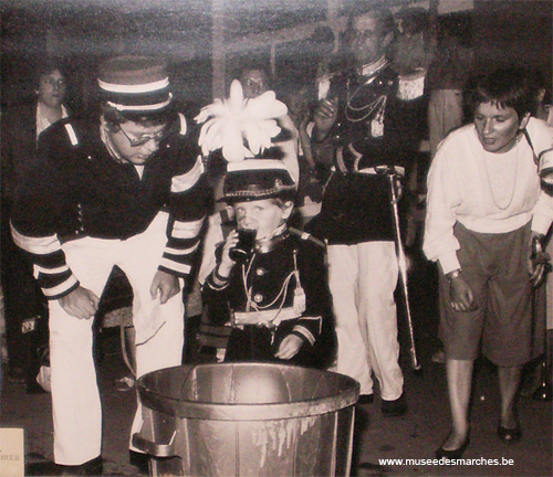 Cassage du verre d'un jeune officier