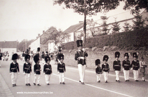 Le drapeau et son escorte