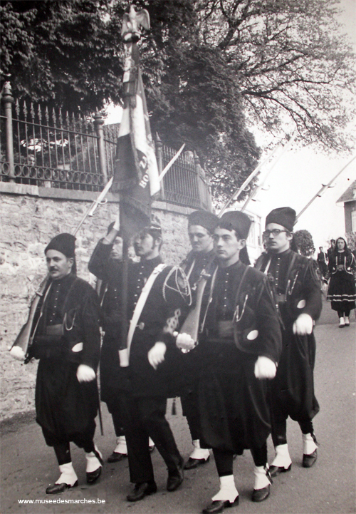 Le drapeau des zouaves et son escorte