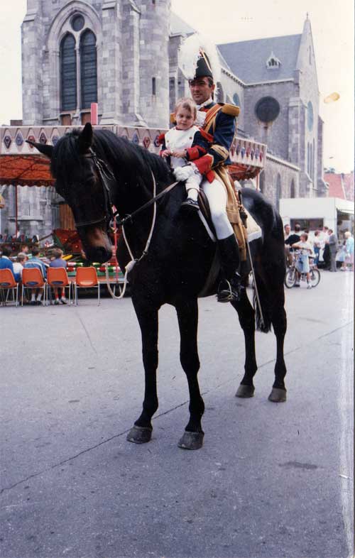 Officier monté et jeune marcheur