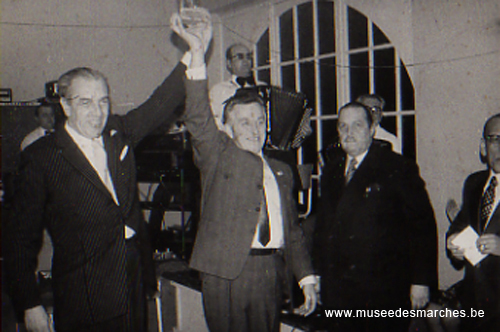 Remise du trophée à la compagnie d'Hanzinne