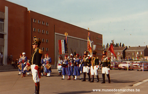 Les Flanqueurs de Beignée et les Tirailleurs algériens de Fosse présentent leurs drapeaux